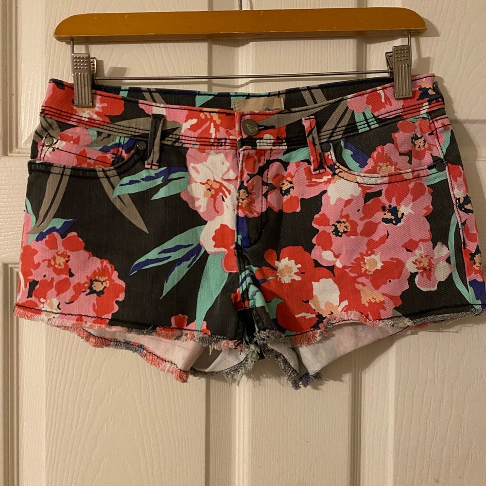 Roxy Floral Juniors Shorts - Black and Pink. 3